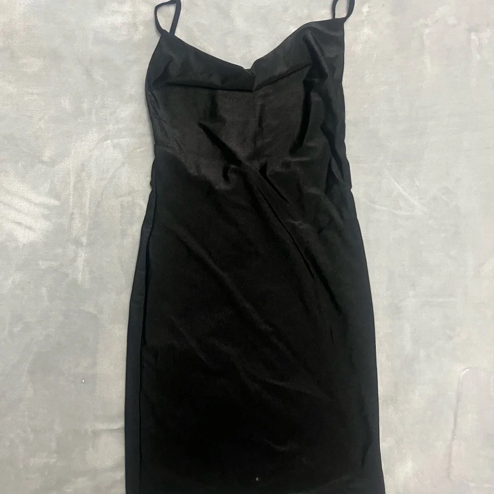Elegant Black Dress - Picture 1 of 3